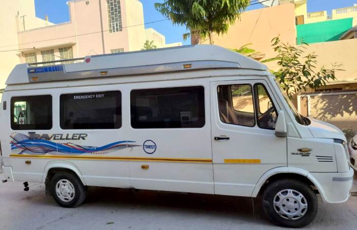 17 Seater Tempo Traveller